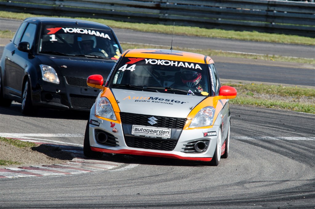 Mads Hedegaard Frederiksen (44) og Steffen Larsen (1) har duelleret tæt i de 2 første weekender. Sidste år tog Frederiksen både Pole Position og sejr på Ring Djursland, så han føler sig godt til rette på banen
(Foto: Denner Photo)